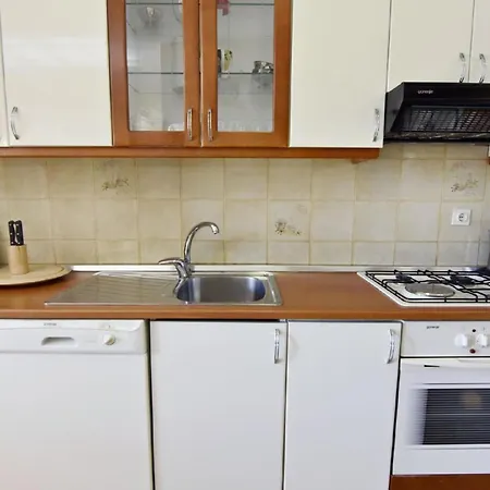 Apartment Mit Zwei Schlafzimmern In Strandnaehe Basanija