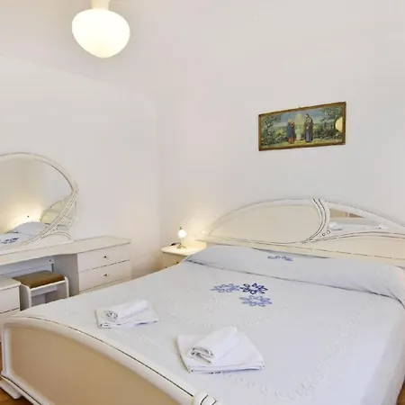 Mit Zwei Schlafzimmern In Strandnaehe Apartment Basanija