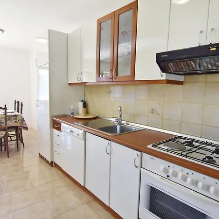 Mit Zwei Schlafzimmern In Strandnaehe Apartment Basanija