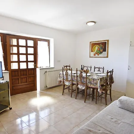 Apartman Mit Zwei Schlafzimmern In Strandnaehe Bašanija